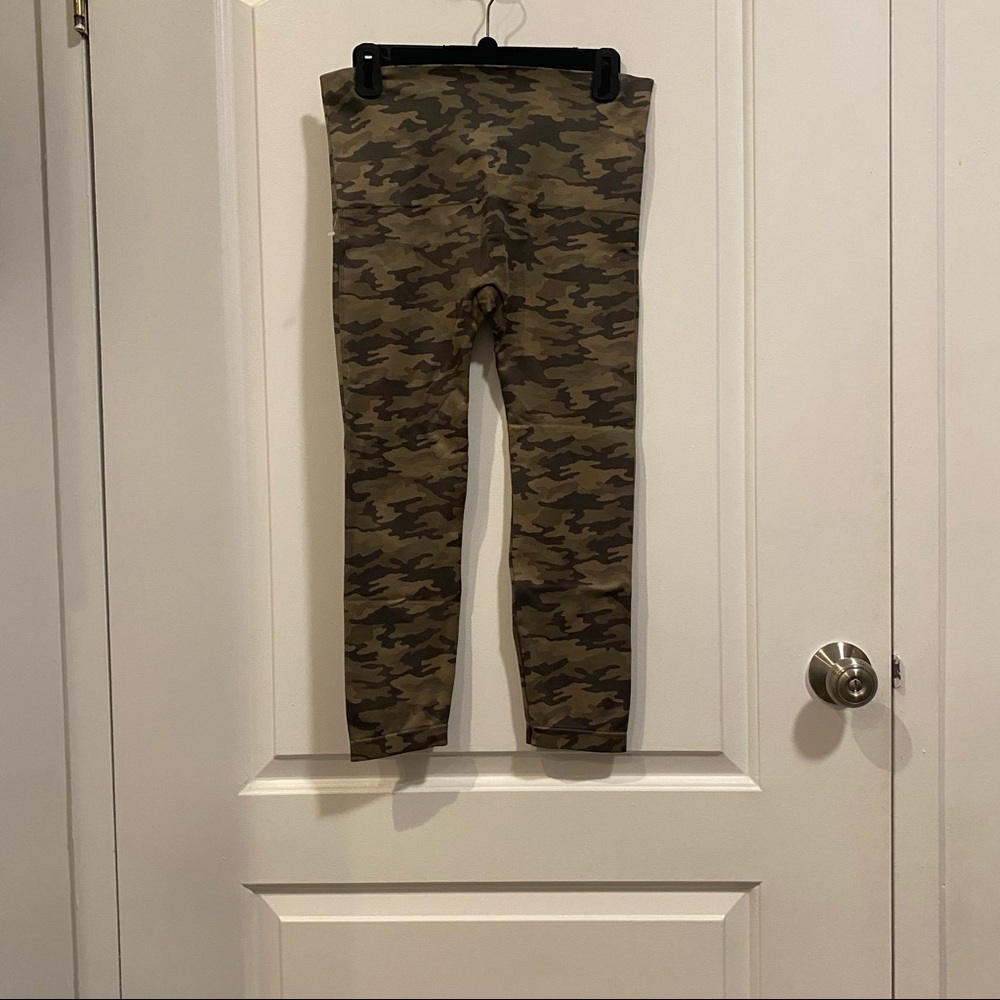 Spanx Seamless Camo Leggings in Desert Sand - Picture 6 of 6